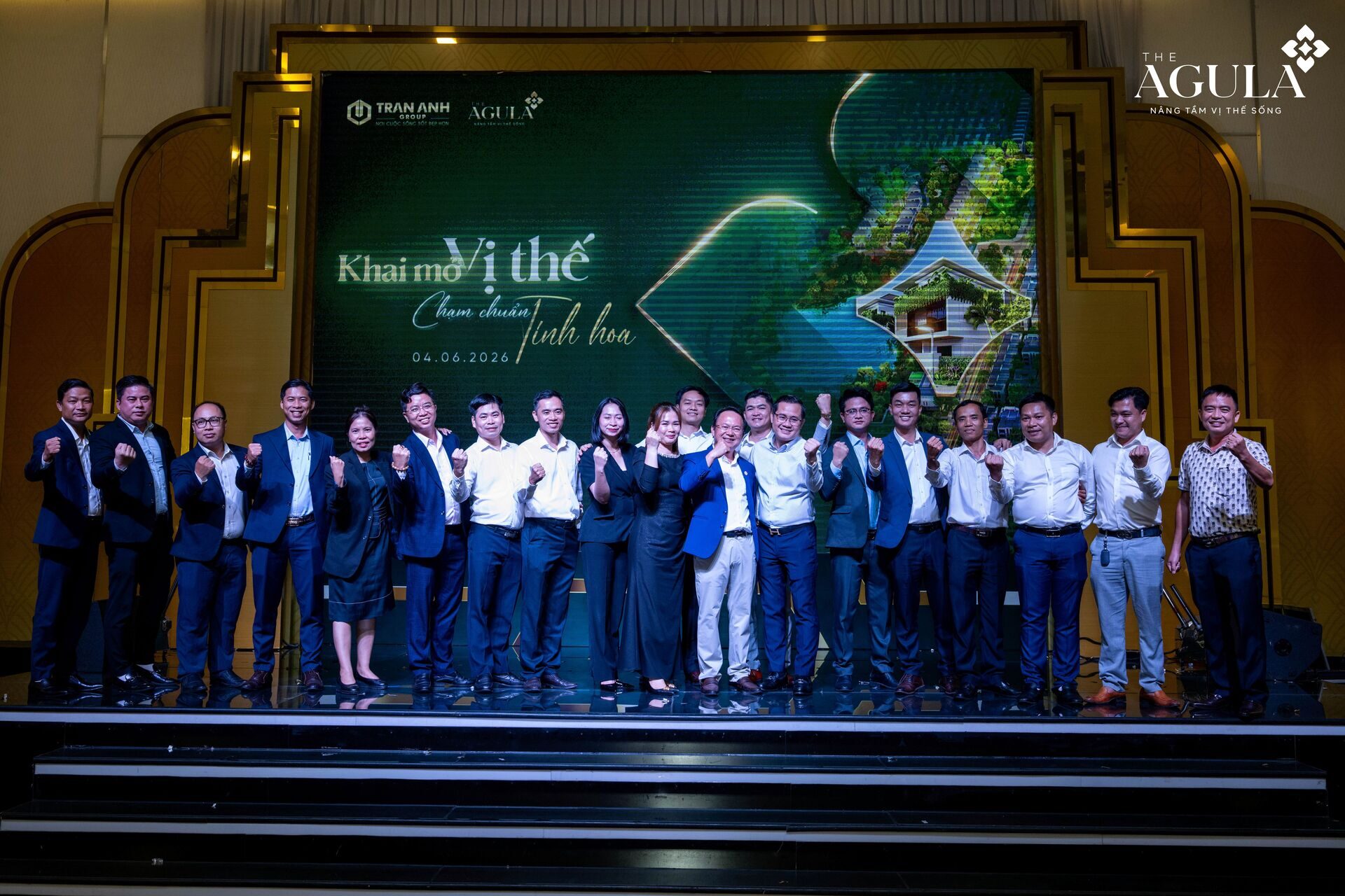 Đại biểu chụp ảnh trên sân khấu CEO Summit 2026