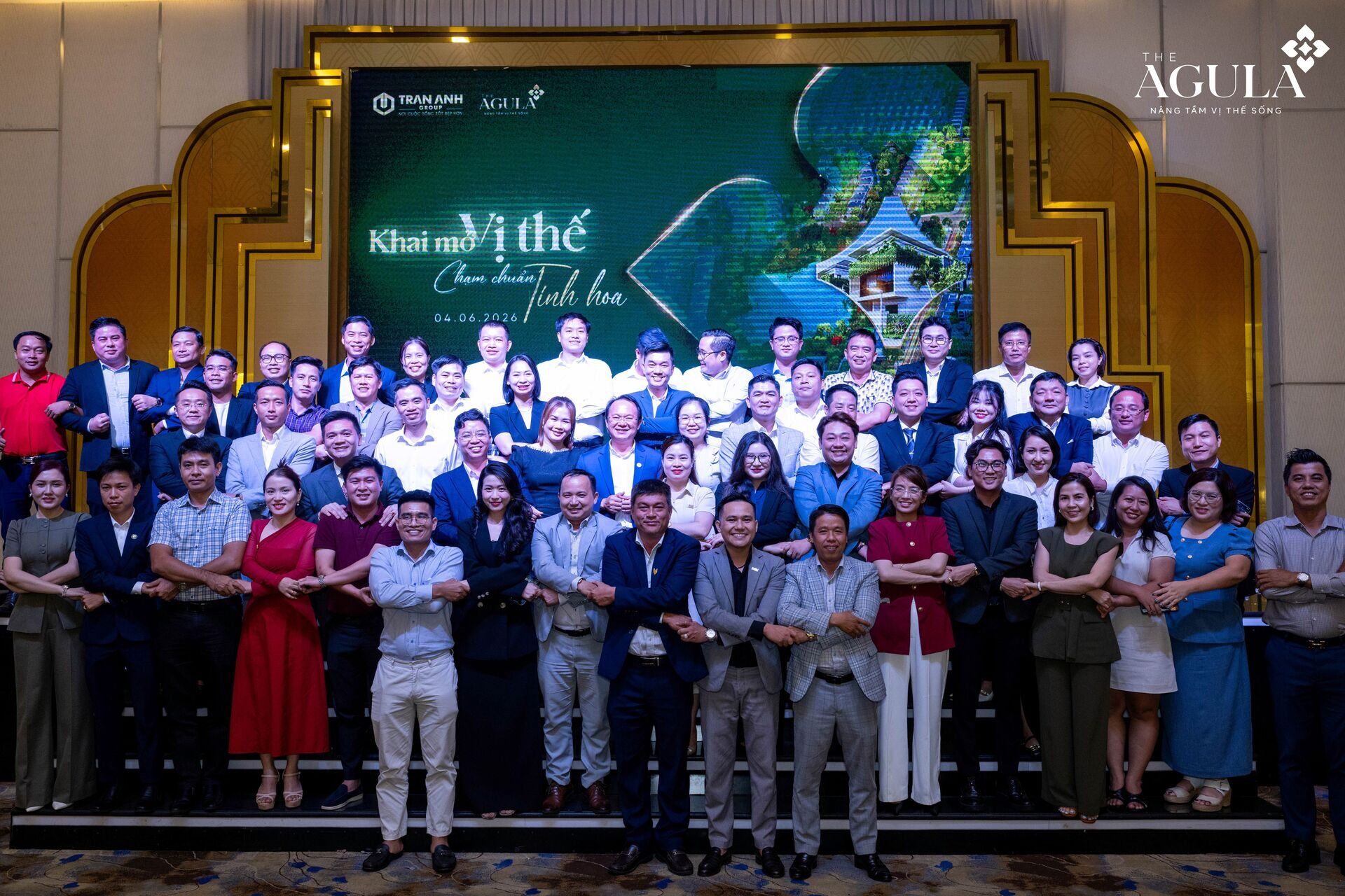 Ảnh tập thể tại sự kiện CEO Summit 2026